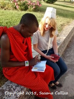 Lemra y yo después de recibir los regalos que me trajo de Tanzania